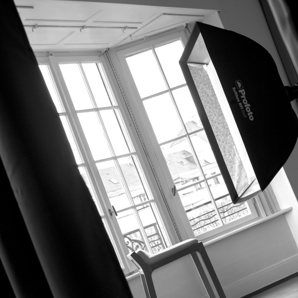 L’Esprit Nomade – Le concept est simple : c’est moi, qui viens à votre domicile avec mon studio photo « portable ». Pour vous c’est un confort de plus, pas de déplacement, et surtout la possibilité d’être mis en scène chez vous dans un décor personnalisé ou anonyme, à la lumière du jour ou artificielle, selon vos souhaits. Ce sera à vous de choisir.